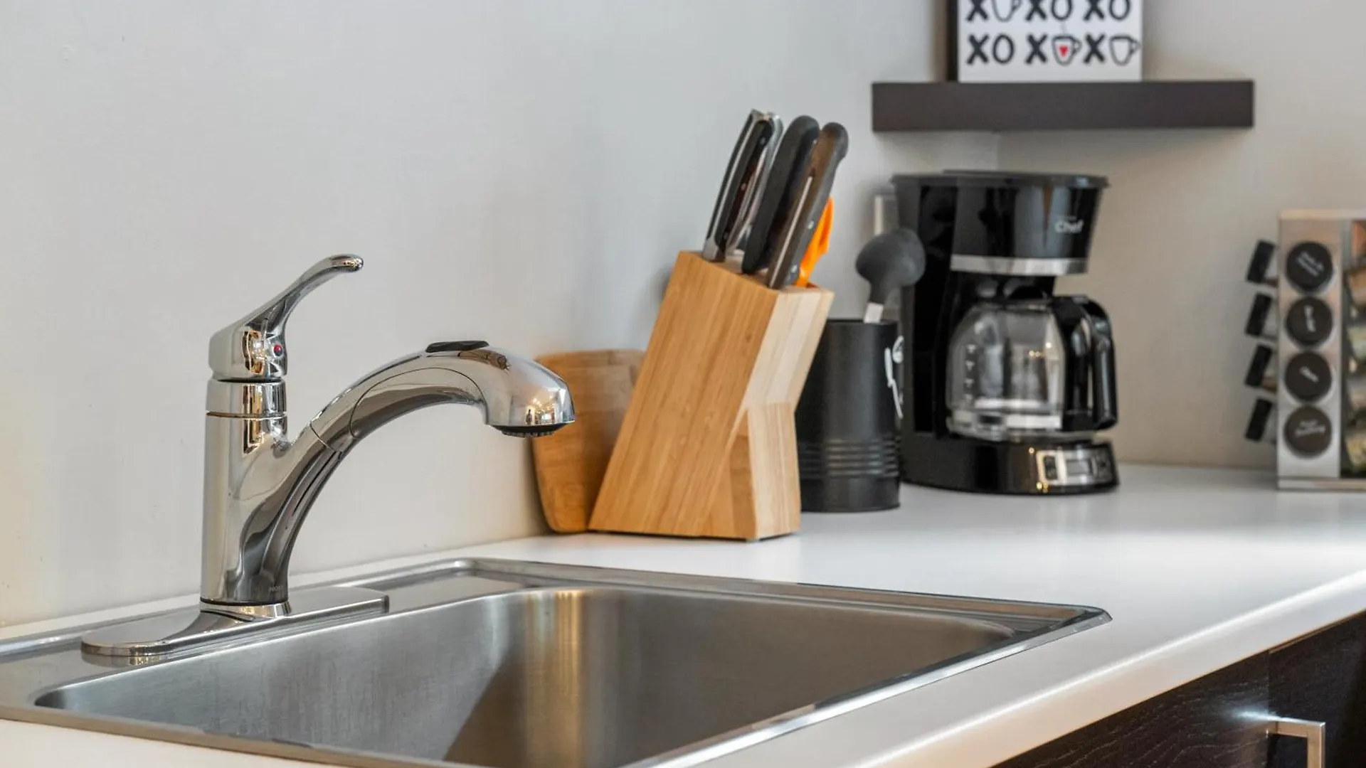 Cozy And Welcoming 2Br Basement Suite In The Heart Of YYC 0*,  Kanada