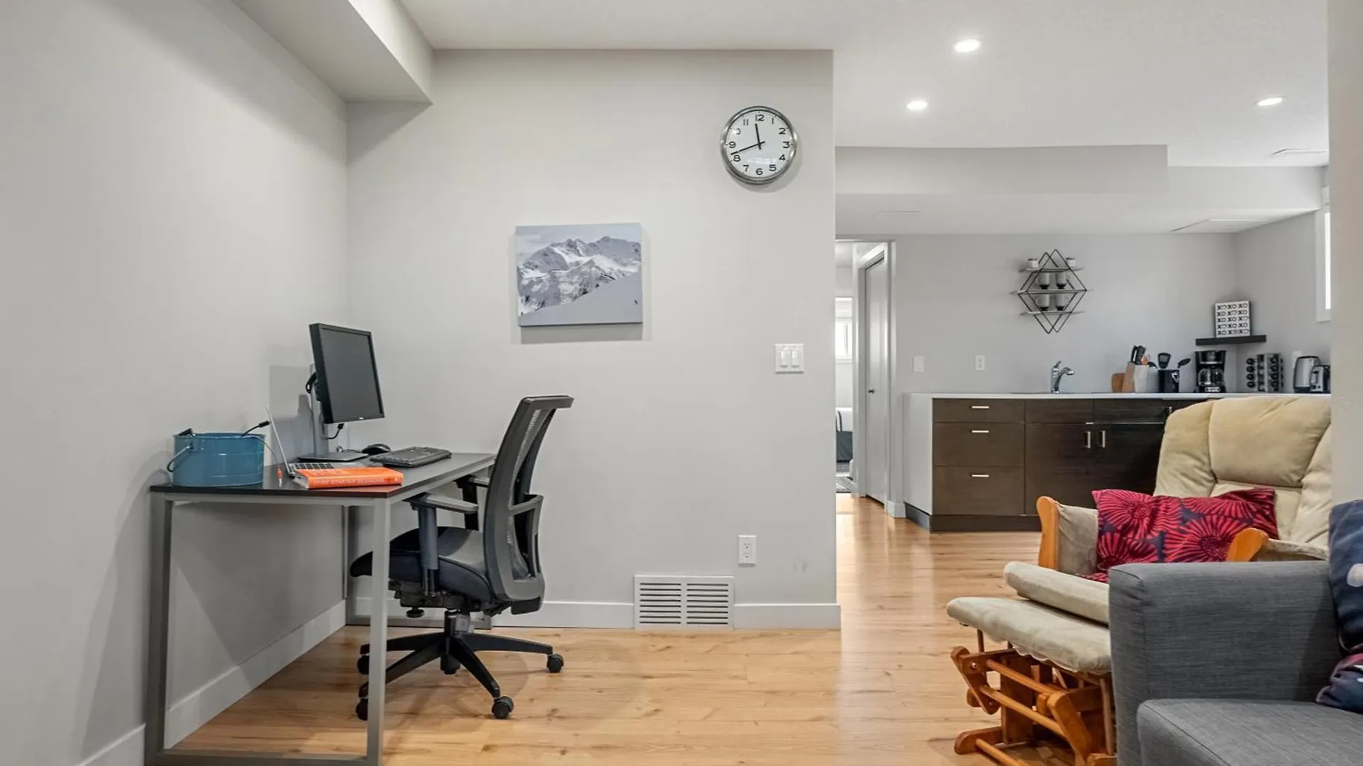 Cozy And Welcoming 2Br Basement Suite In The Heart Of YYC