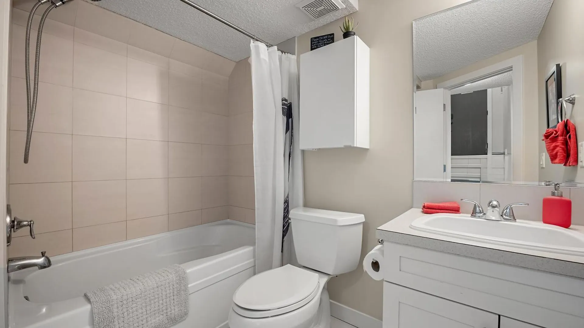 Cozy And Welcoming 2Br Basement Suite In The Heart Of YYC Apartment